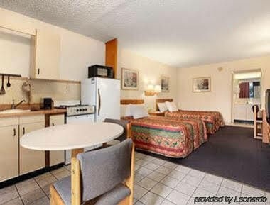 Express Inn & Suites Clearwater ピネラス・パーク エクステリア 写真