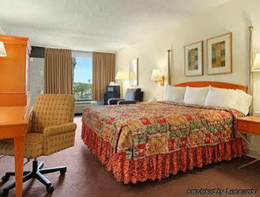 Express Inn & Suites Clearwater ピネラス・パーク エクステリア 写真